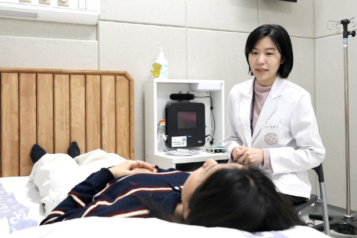 진료 중인 배희원 교수