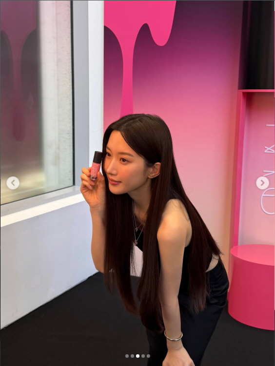 문가영 실물 보면 이런 느낌..블랙룩-슬림 몸매로 성수동 홀렸다