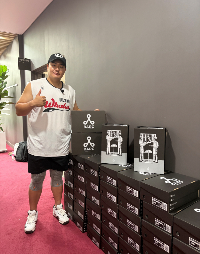 커피차→이번에는 슬리퍼다…울산에 스며드는 최지만, "첫 팀에 감사한 마음 전하고 싶었다"