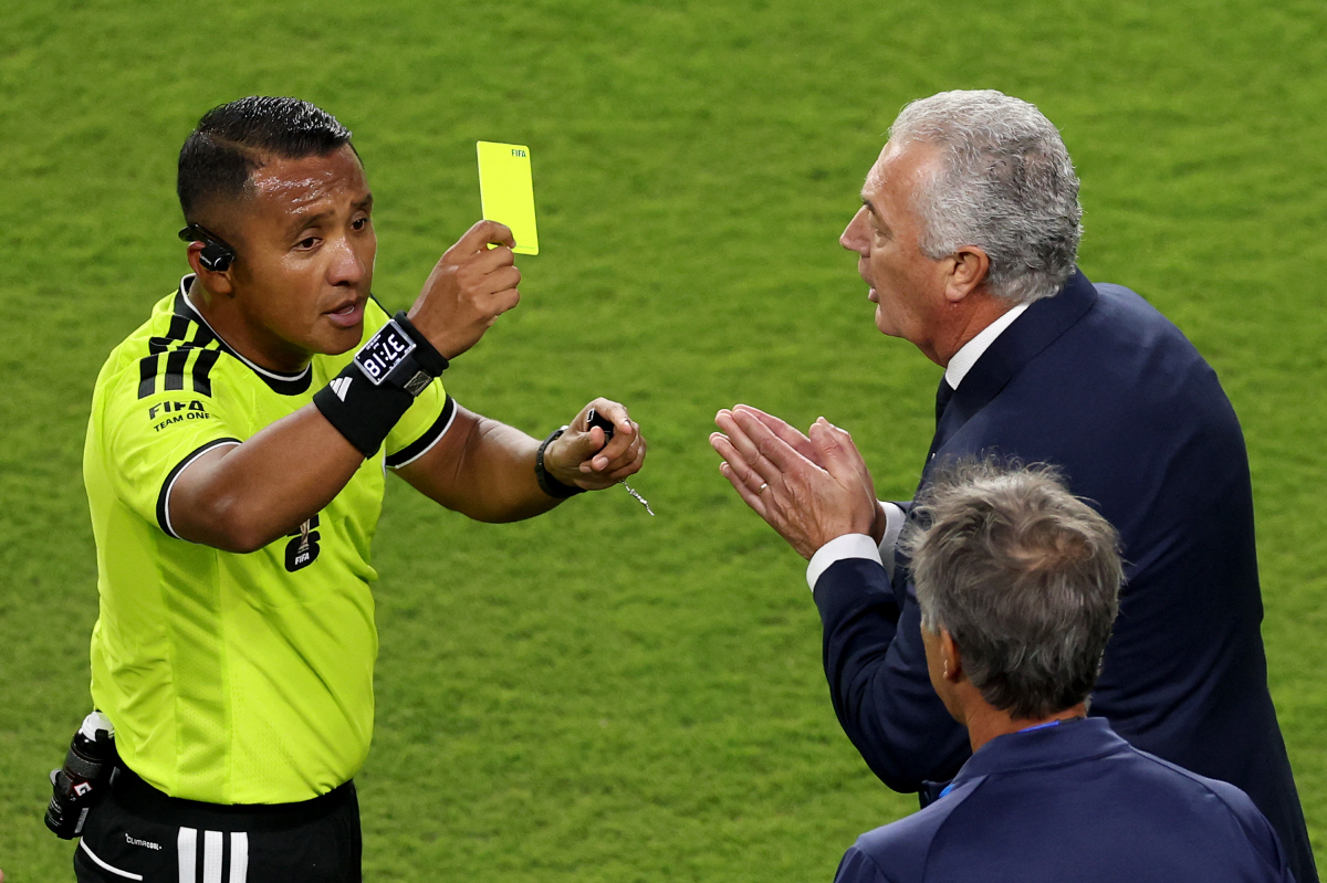 SANTA CLARA, CALIFORNIA - JUNE 19: Referee Ivan Barton issues a yellow card to Carlos Gonzalez (not pictured) of Paraguay, as Gustavo Alfaro, Head Coach of Paraguay, reacts during the FIFA World Cup 2026 Group D match between Turkiye and Paraguay at San Francisco Bay Area Stadium on June 19, 2026 in Santa Clara, California. Stu Forster/Getty Images/AFP (Photo by Stu Forster / GETTY IMAGES NORTH AMERICA / Getty Images via AFP)