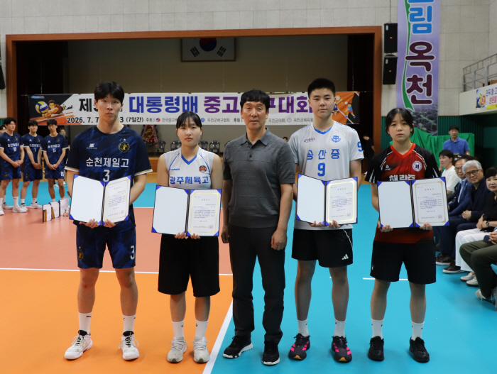 스승따라 장학금까지 만들었다…'신영철 세터상'&'전광인 공격상' 시상, "노력하는 후배들에게 응원되길"
