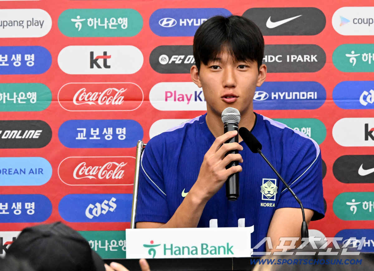 대한민국 월드컵 대표팀이 23일(한국시각) 멕시코 몬테레이 인근 산니콜라스의 에스타디오 우니베르시타리오에서 비공개 훈련을 가졌다. 이한범이 훈련 전 열린 기자회견에서 질문에 답하고 있다. 산니콜라스(멕시코)=허상욱 기자 wook@sportschosun.com/2026.06.23/
