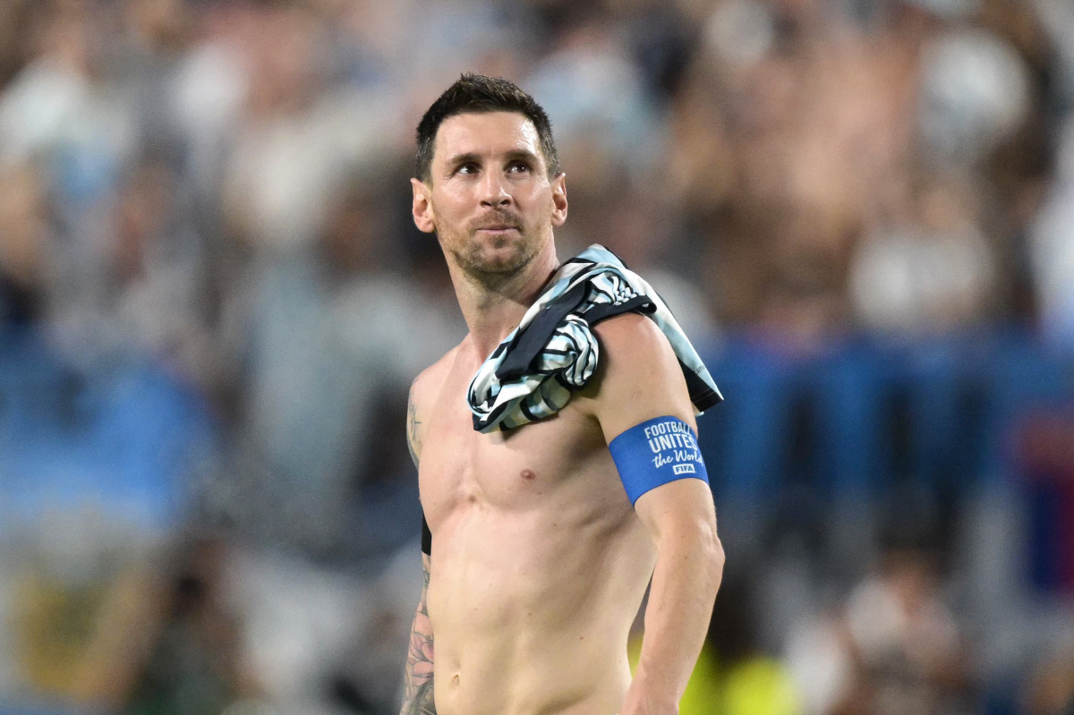 TOPSHOT - Argentina's forward #10 Lionel Messi celebrate after winning the 2026 World Cup football tournament quarter-final match between Argentina and Switzerland at the Kansas City Stadium in Kansas City on July 11, 2026. (Photo by JUAN MABROMATA / AFP)