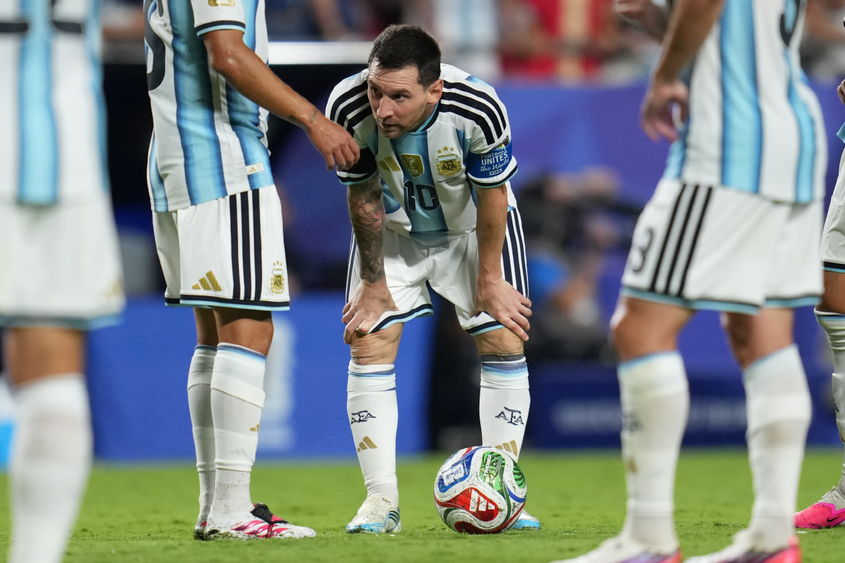 Argentina's Lionel Messi (10) prepares to take a free kick during the World Cup quarterfinal soccer match between Argentina and Switzerland in Kansas City, Mo., Saturday, July 11, 2026. (AP Photo/Abbie Parr)
