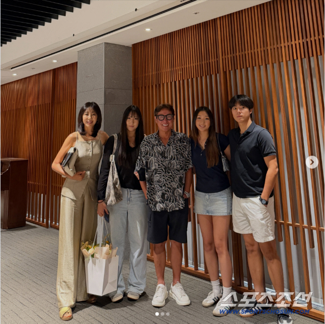 Yoon Jong-shin and Jeon Mi-ra Share a Photo of Their Three Children, Now as Tall as Their Parents... 'Their Son Looks Like Lee Kwang-soo'