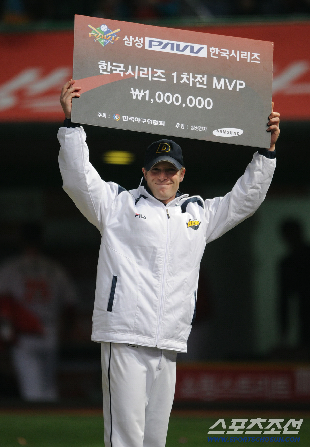 2008년 10월 26일-프로야구 한국시리즈 SK:두산 1차전-1차전 mvp가 된 두산 랜들이 mvp판넬을 3루쪽 응원석을 향해 들고 활짝 웃고 있다.스포츠조선DB