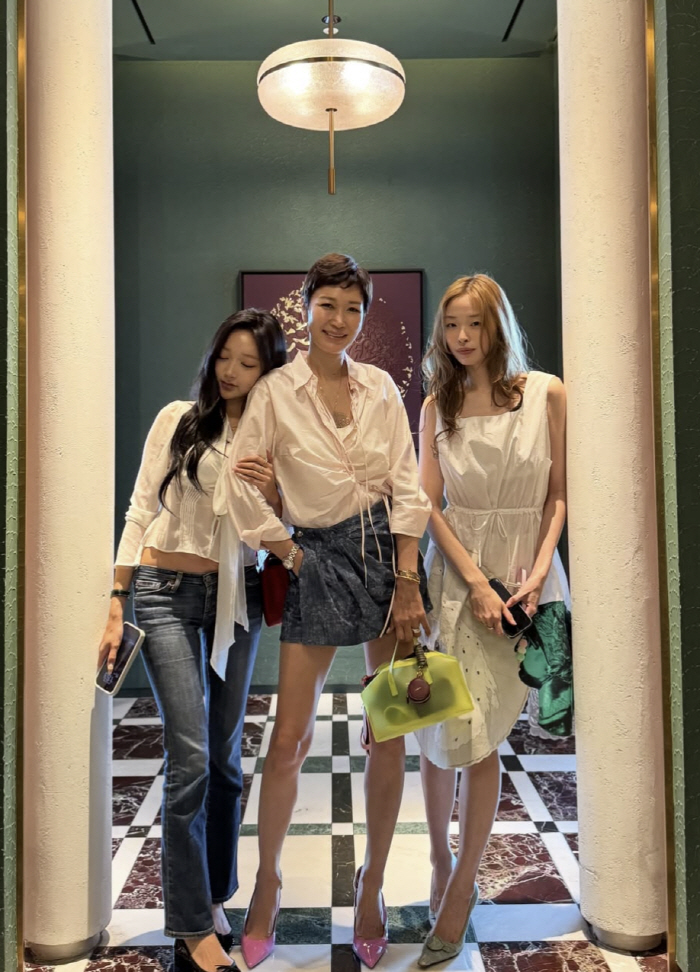 Byun Jung-soo Goes on a Date With Her Two Tall Daughters, Says, 'I Bought Them Meals and They Took My Bags'