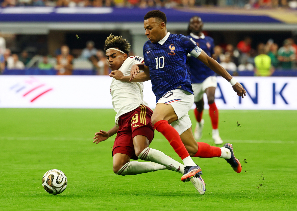 Soccer Football - FIFA World Cup 2026 - Semi Final - France v Spain - Dallas Stadium, Arlington, Texas, U.S. - July 14, 2026 France's Kylian Mbappe in action with Spain's Lamine Yamal REUTERS/Kai Pfaffenbach