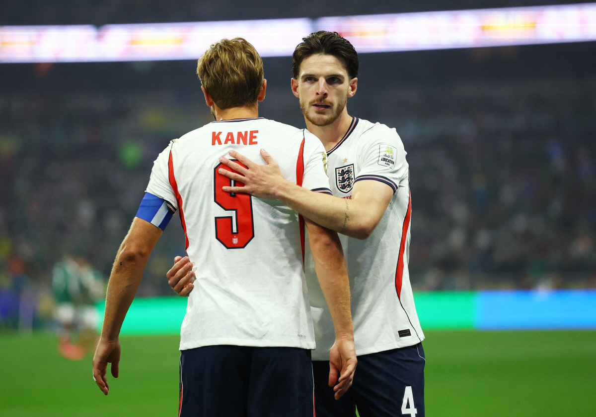 Soccer Football - FIFA World Cup 2026 - Round of 16 - Mexico v England - Estadio Azteca, Mexico City, Mexico - July 5, 2026 England's Harry Kane celebrates scoring their third goal with Declan Rice REUTERS/Daniel Becerril