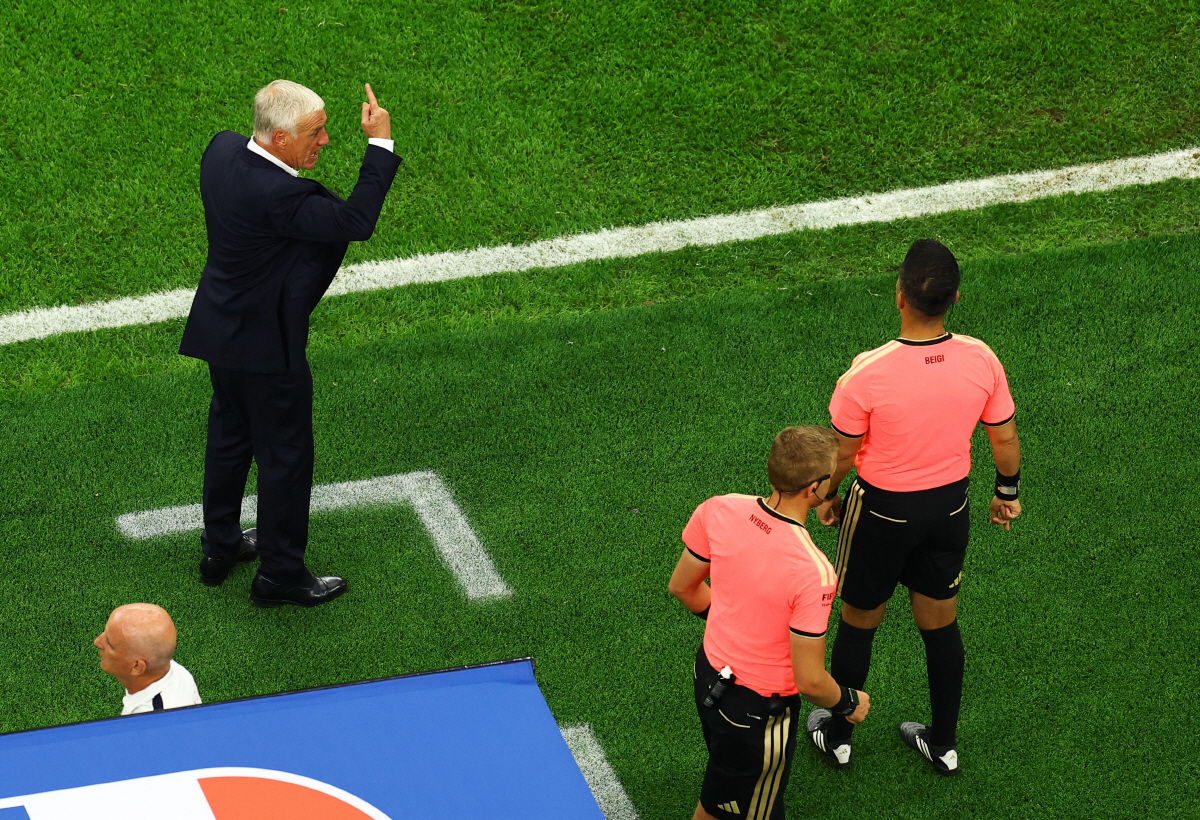 Soccer Football - FIFA World Cup 2026 - Semi Final - France v Spain - Dallas Stadium, Arlington, Texas, U.S. - July 14, 2026 France coach Didier Deschamps remonstrates with referee Ivan Barton REUTERS/Marco Bello