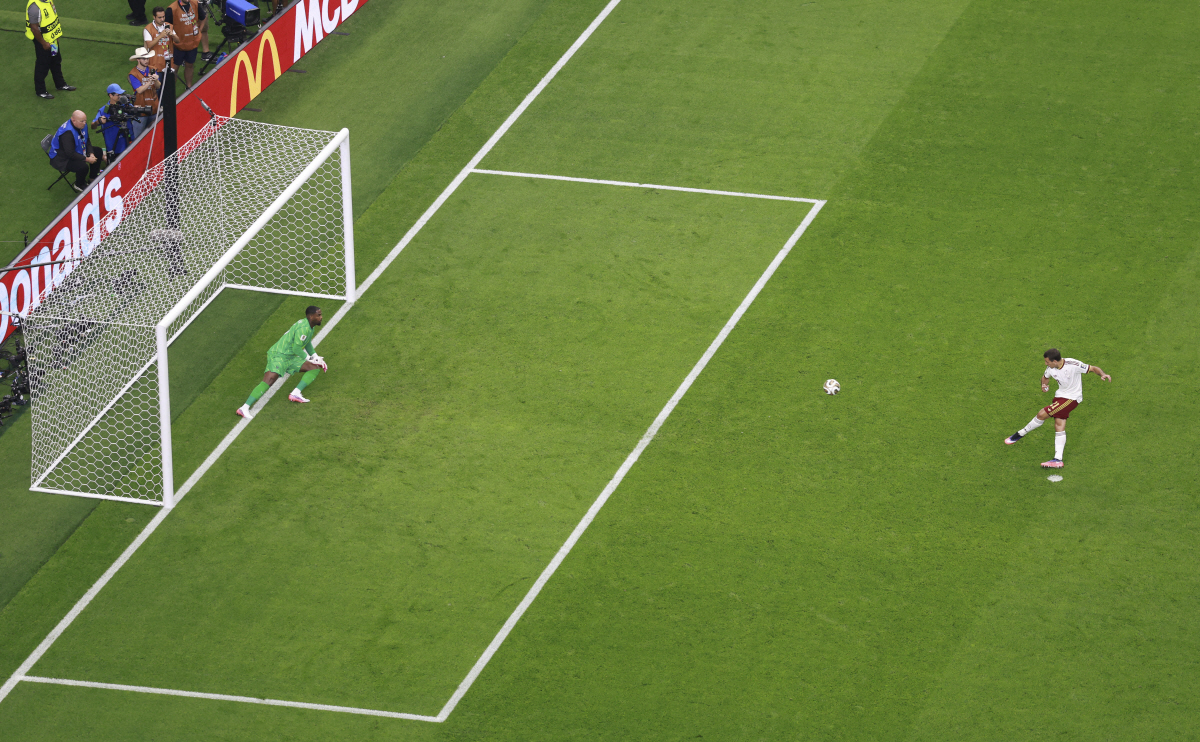 (260715) -- DALLAS, July 15, 2026 (Xinhua) -- Mikel Oyarzabal (R) of Spain scores a penalty kick during the semifinal match between France and Spain at the 2026 FIFA World Cup at Dallas Stadium in Dallas, the United States, July 14, 2026. (Xinhua/Hu Xingyu)
