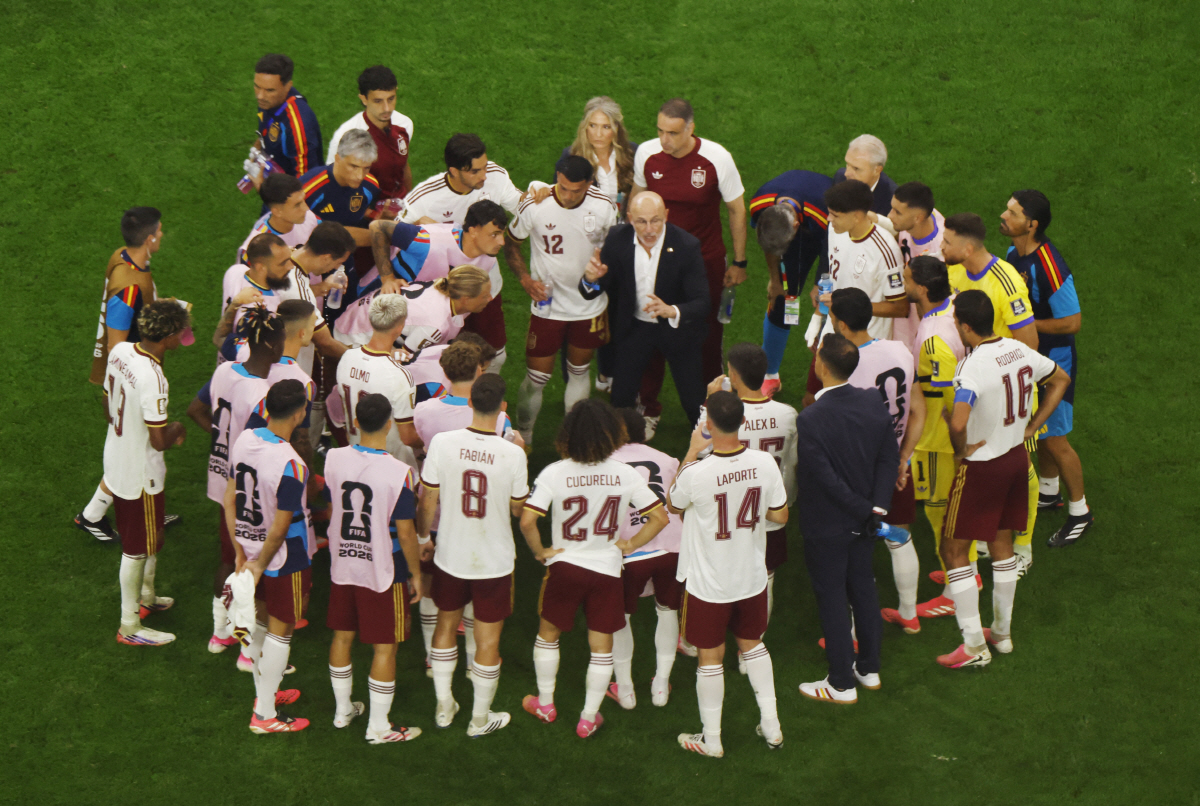 Soccer Football - FIFA World Cup 2026 - Semi Final - France v Spain - Dallas Stadium, Arlington, Texas, U.S. - July 14, 2026 Spain coach Luis De La Fuente and players during a hydration break REUTERS/Brian Snyder