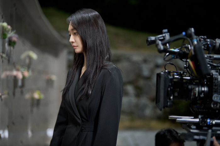 Shin Min-a Earns Praise for Her Distinct Dual Role in 'Queen'... Behind-the-Scenes Footage Capturing the Blood, Sweat and Tears of 'Nundongja' Released