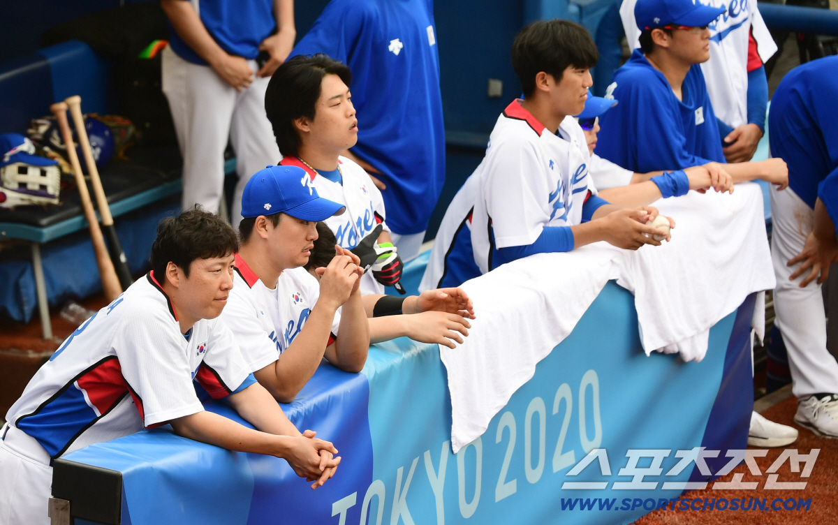 2020 도쿄올림픽 야구 동메달 결정전 대한민국과 도미니카공화국의 경기가 7일 요코하마 야구장에서 열렸다. 대표팀 차우찬과 선수들이 팀의 패색이 짙어진 9회말 공격을 지켜보고 있다. 요코하마=최문영 기자 deer@sportschosun.com /2021.08.07/