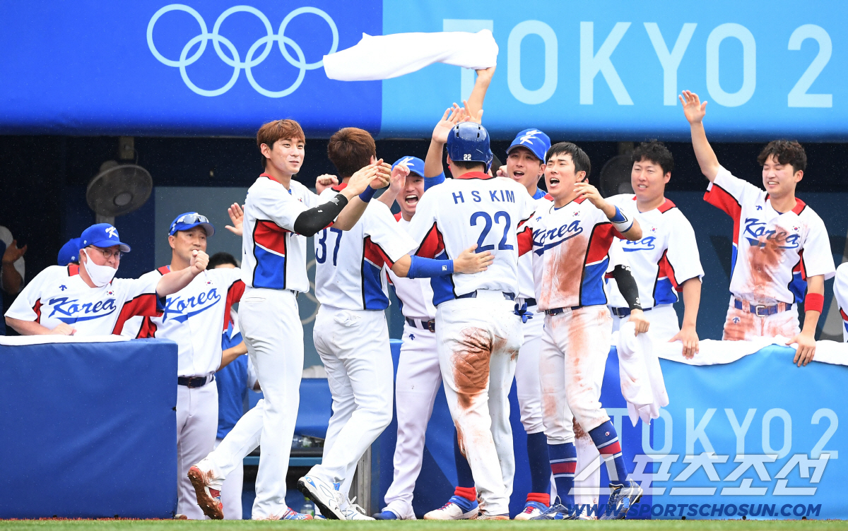 2020 도쿄올림픽 야구 동메달 결정전 대한민국과 도미니카공화국의 경기가 7일 요코하마 야구장에서 열렸다. 대표팀 김현수가 5회말 2사 1,2루에서 강백호의 역전 적시타때 득점을 올리고 동료들과 환호하고 있다. 요코하마=최문영 기자 deer@sportschosun.com /2021.08.07/