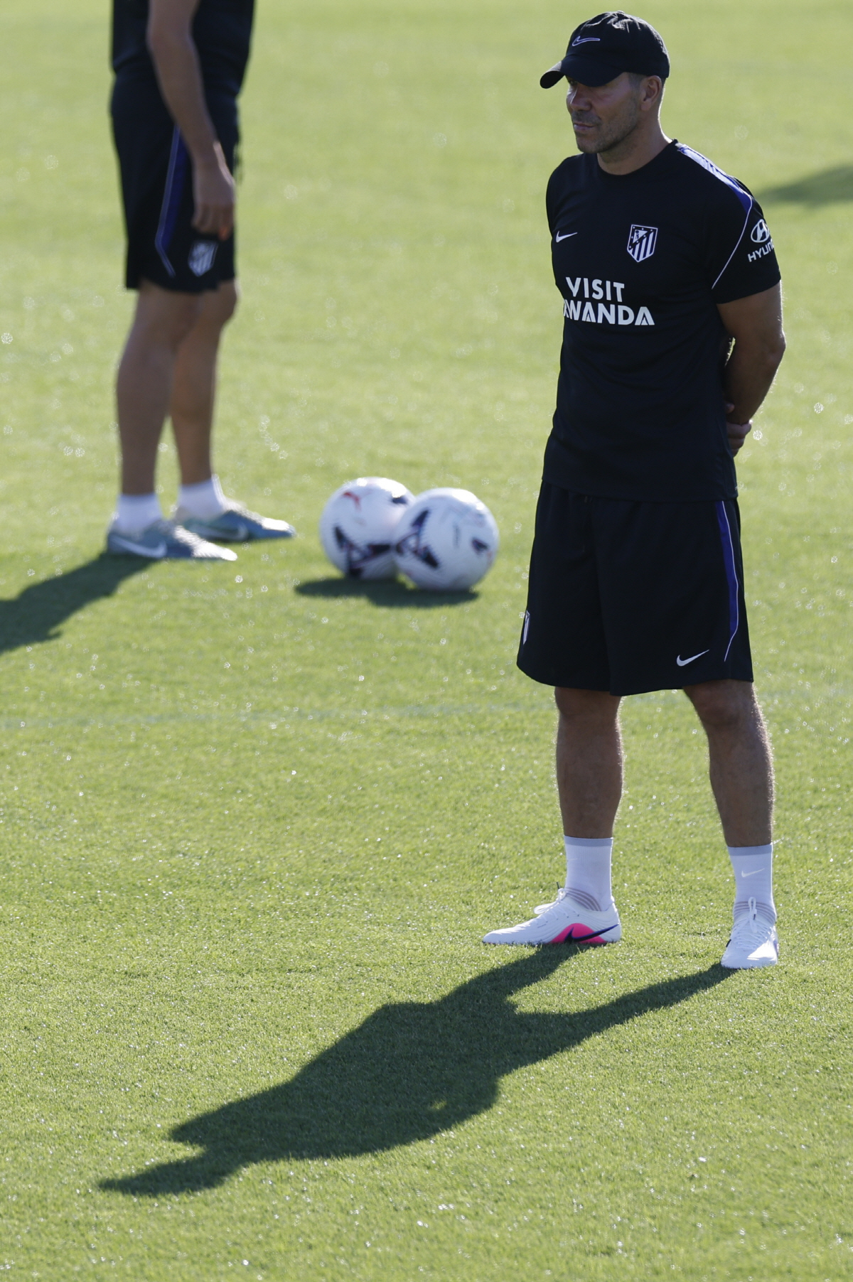 epa13108046 Atletico Madrid's Argentinian head coach Diego Pablo Simeone during the first training of the team held at Majadahonda Sporst complex in Madrid, Spain, 13 July 2026. EPA/JAVIER LIZON