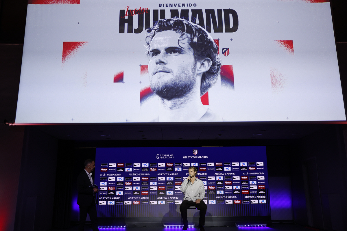 epa13108297 Danish midfielder Morten Hjulmand is presented as new Atletico Madrid's player at Metropolitano Stadium, in Madrid, Spain, 13 July 2026. Hjulmand signed a five-year contract with the club. EPA/Chema Moya