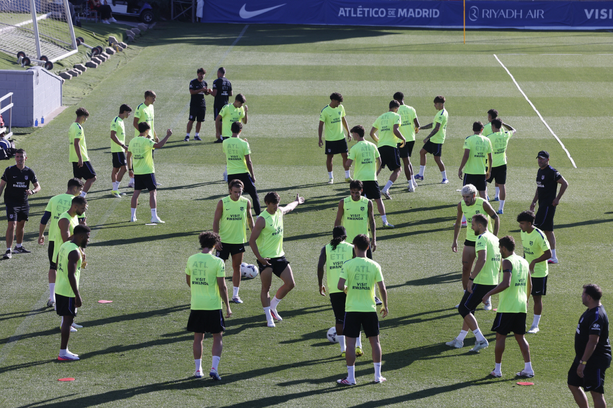 epa13108020 Atletico Madrid players take part in the team's first training session at the Majadahonda Sports Complex in Majadahonda, Spain, 13 July 2026. EPA/JAVIER LIZON