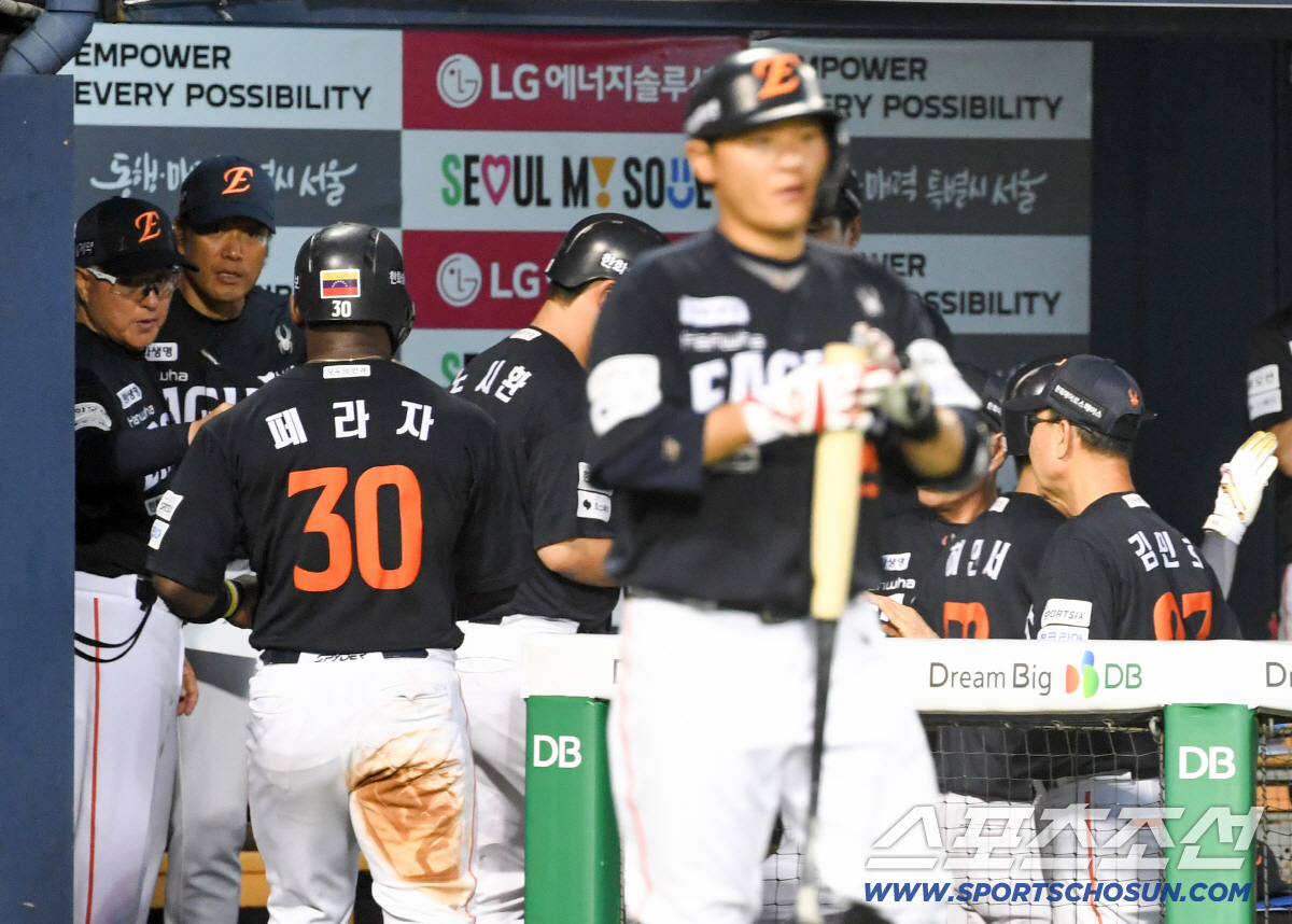 4일 잠실구장에서 열린 LG와 한화의 경기. 6회초 2사 1,3루 한화 허인서가 스리런포를 날린 뒤 들어서자 김경문 감독이 반기고 있다. 잠실=박재만 기자 pjm@sportschosun.com/2026.07.04/