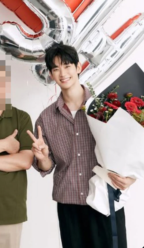 Kim Soo-hyun Breaks Silence After 518 Days... Returns to Ads and SNS, Signaling a Comeback
