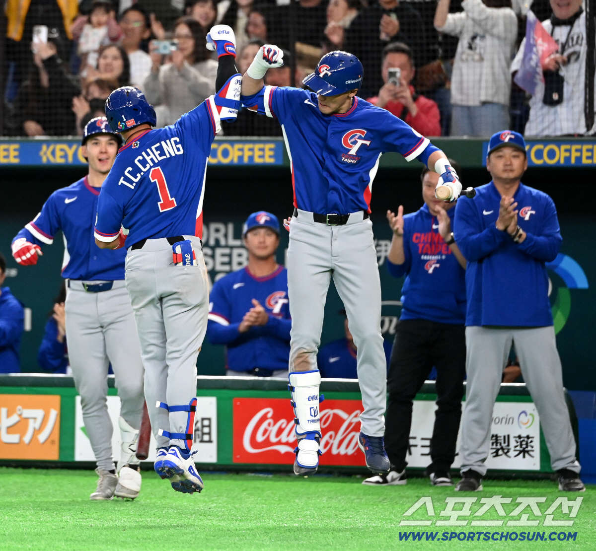 8일 일본 도쿄돔에서 열린 WBC(월드베이스볼클래식) 한국과 대만의 경기, 6회초 정쭝저가 재역전 솔로홈런을 치고 기쁨을 나누고 있다. 도쿄(일본)=허상욱 기자 wook@sportschosun.com/2026.03.08/