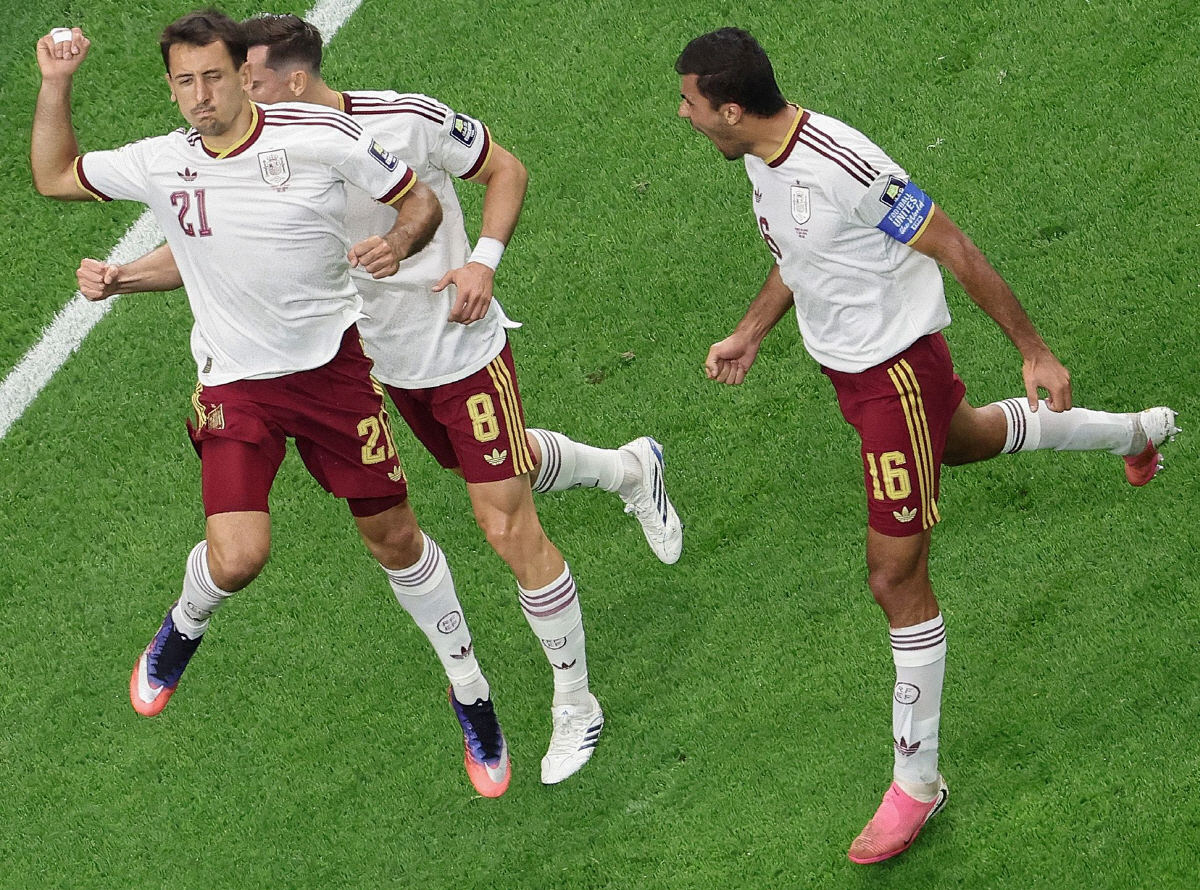 Spain's forward #21 Mikel Oyarzabal (L) celebrates with teammates after scoring Spain's first goal from the penalty spot during the 2026 World Cup football tournament semi-final match between France and Spain at the Dallas Stadium in Arlington on July 14, 2026. (Photo by Aric Becker / AFP) / ALTERNATIVE CROP