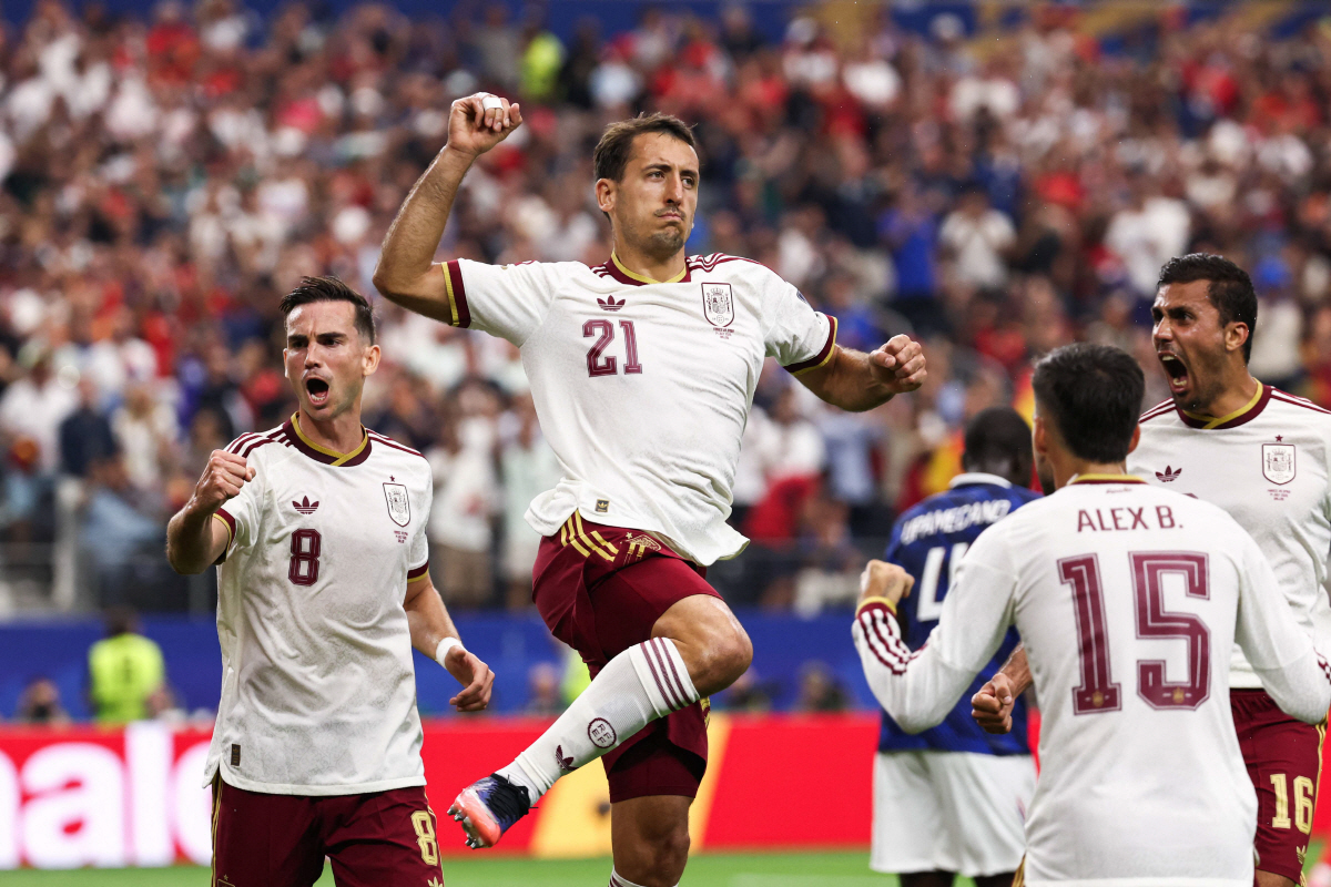TOPSHOT - Spain's forward #21 Mikel Oyarzabal celebrates scoring his team's first goal during the 2026 World Cup football tournament semi-final match between France and Spain at the Dallas Stadium in Arlington on July 14, 2026. (Photo by FRANCK FIFE / AFP)