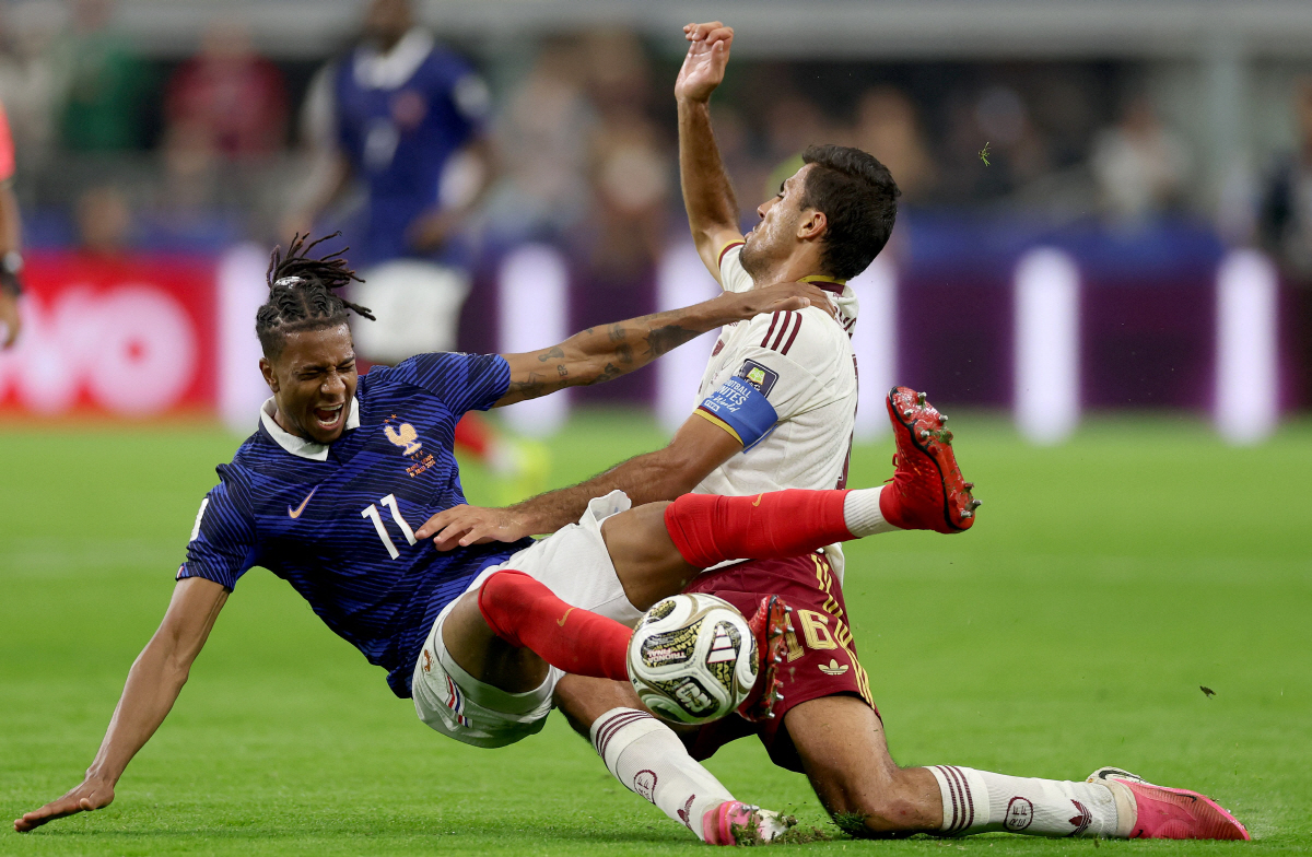 ARLINGTON, TEXAS - JULY 14: Michael Olise #11 of France is challenged by Rodri #16 of Spain during the FIFA World Cup 2026 Semi Final match between France and Spain at Dallas Stadium on July 14, 2026 in Arlington, Texas. Lars Baron/Getty Images/AFP (Photo by Lars Baron / GETTY IMAGES NORTH AMERICA / Getty Images via AFP)