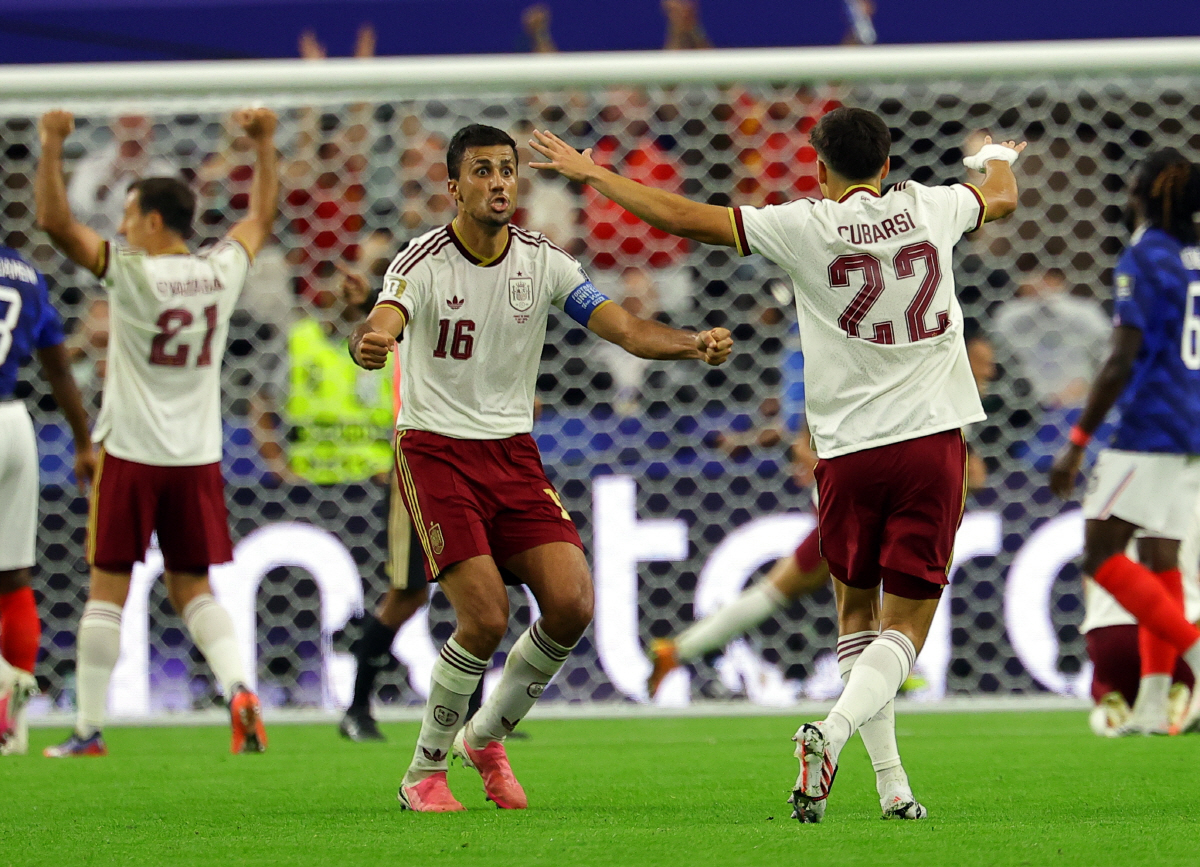 epa13111631 Rodri of Spain and teammates celebrate after the 2-0 during the FIFA World Cup 2026 semifinals match France against Spain, in Dallas, USA, 14 July 2026. EPA/CHRISTOPHER NEUNDORF