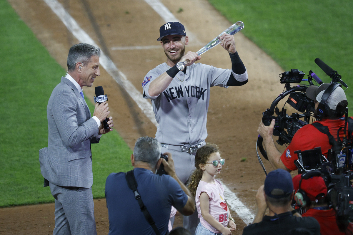 epa13112120 New York Yankees Cody Bellinger holds up the MVP trophy after beating the National League 4-0 at the conlcusion of the 2026 Major League Baseball All-Star Game at Citizens Bank Park in Philadelphia, Pennsylvania, USA, 14 July 2026. EPA/STEVEN M. FALK
