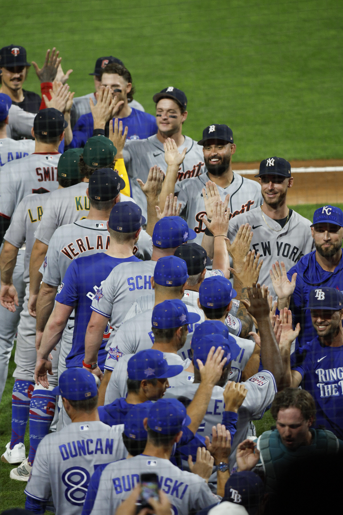 epa13112121 The American League celebrates beating the National League 4-0 at the conlcusion of the 2026 Major League Baseball All-Star Game at Citizens Bank Park in Philadelphia, Pennsylvania, USA, 14 July 2026. EPA/STEVEN M. FALK