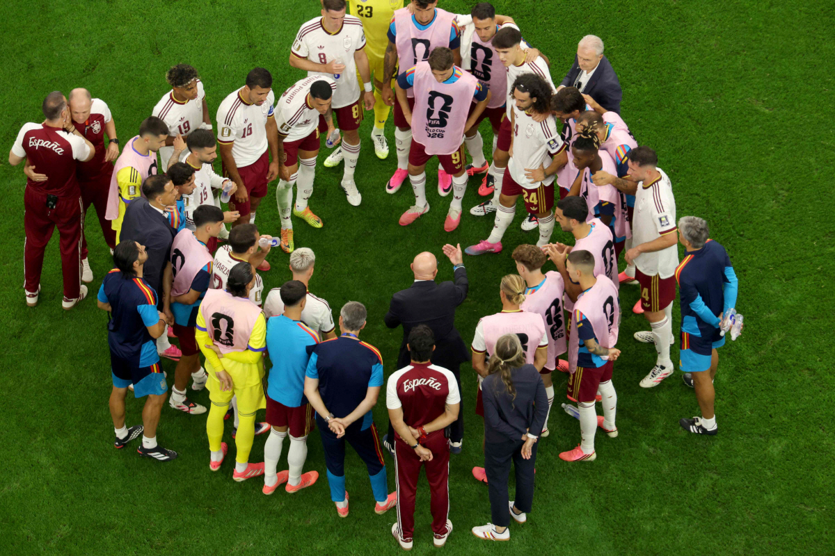Spain's head coach Luis de la Fuente (C) talks to his players during the 2026 World Cup football tournament semi-final match between France and Spain at the Dallas Stadium in Arlington on July 14, 2026. (Photo by Odd ANDERSEN / AFP)