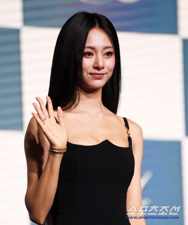 쯔위 부모, 지난해 엔터사 설립했다…JYP 재계약 앞두고 '독립설' 솔솔
