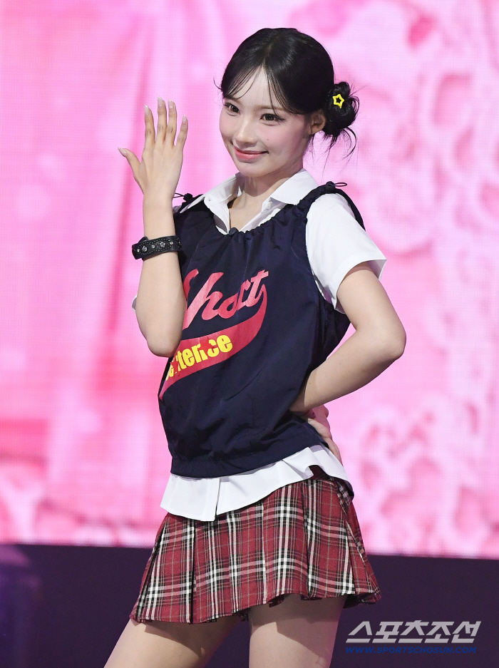RESCENE's Woni, with a mischievous yet innocent charm