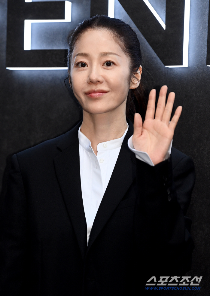 Go Hyun-jung shows her timeless beauty
