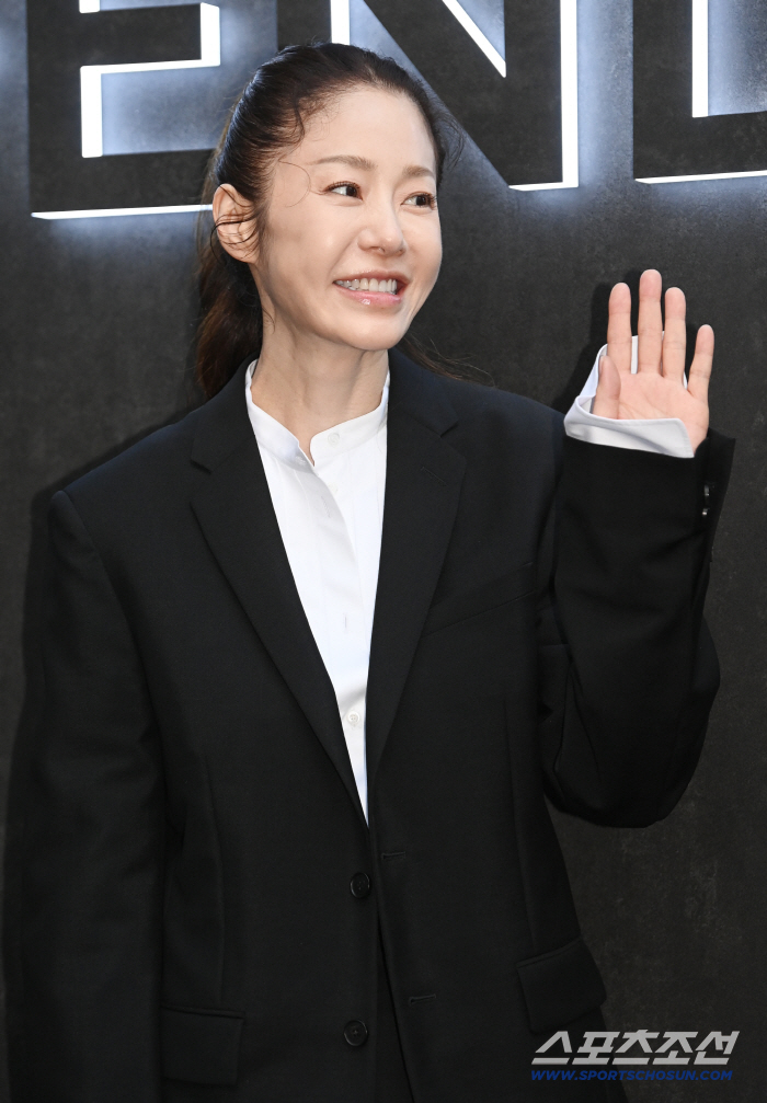 Go Hyun-jung waves with a smile