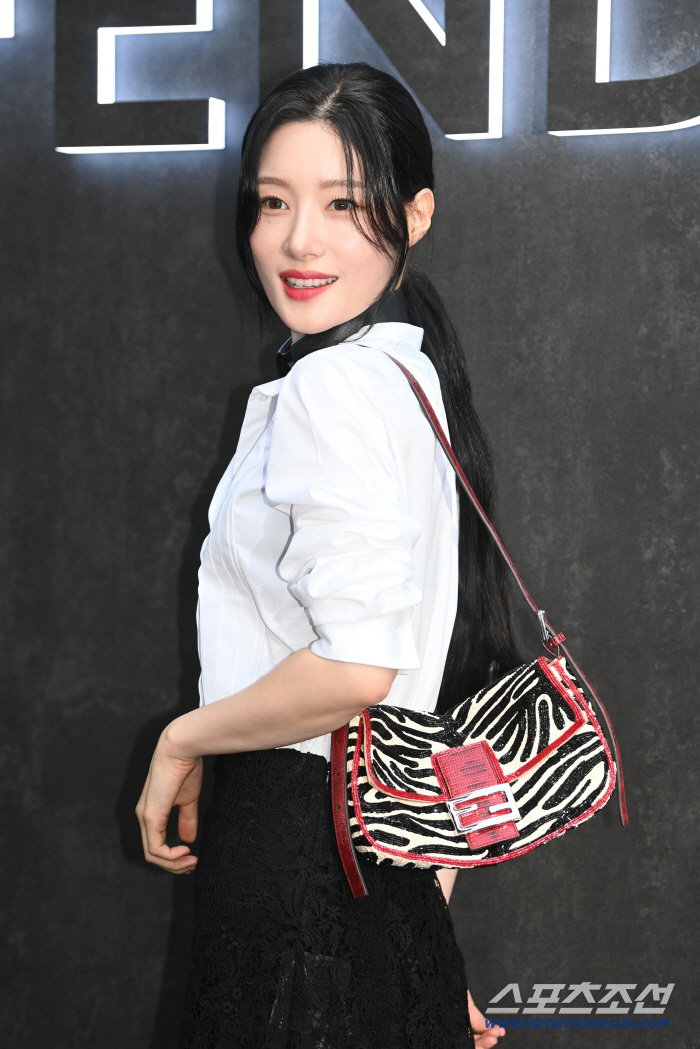 Jung Chae-yeon, captivating with her smile