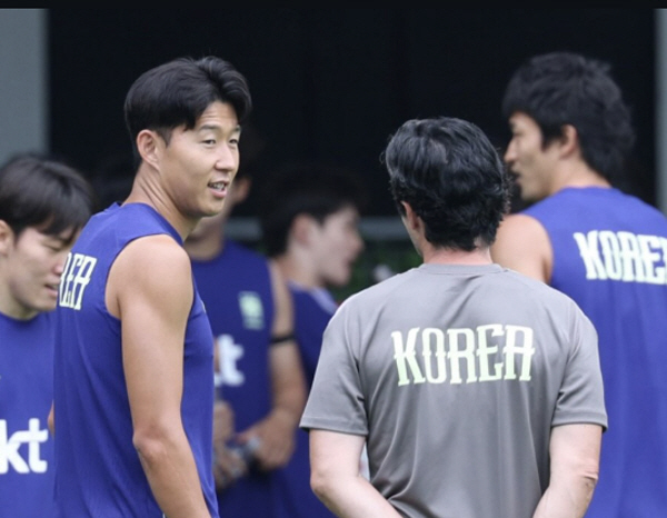 [오피셜]"홍명보 감독님 감사합니다. 또 죄송합니다" 2년 계약 끝난 아로소 코치, 韓에 작별 인사