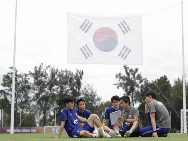 [오피셜]"홍명보 감독님 감사합니다. 또 죄송합니다" 2년 계약 끝난 아로소 코치, 韓에 작별 인사