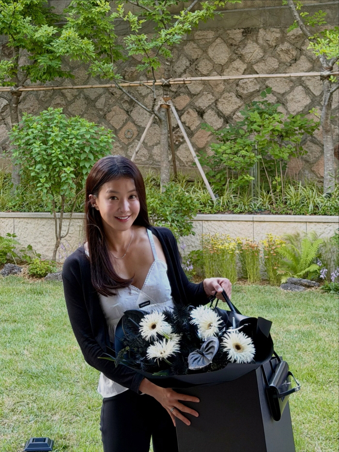 Lee Si-young Prepared a Chanel Dress, Only to Be Disappointed... 'It Won't Even Fit Because of My Lats'