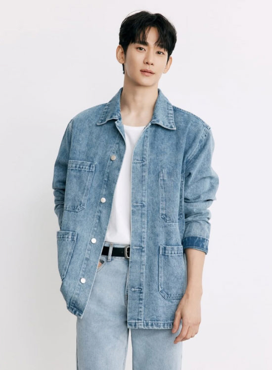 Kim Soo-hyun Breaks Into a Bright Smile Despite a Half-Changed Face... Sets the Stage for a Full Comeback Amid 40 Project Offers