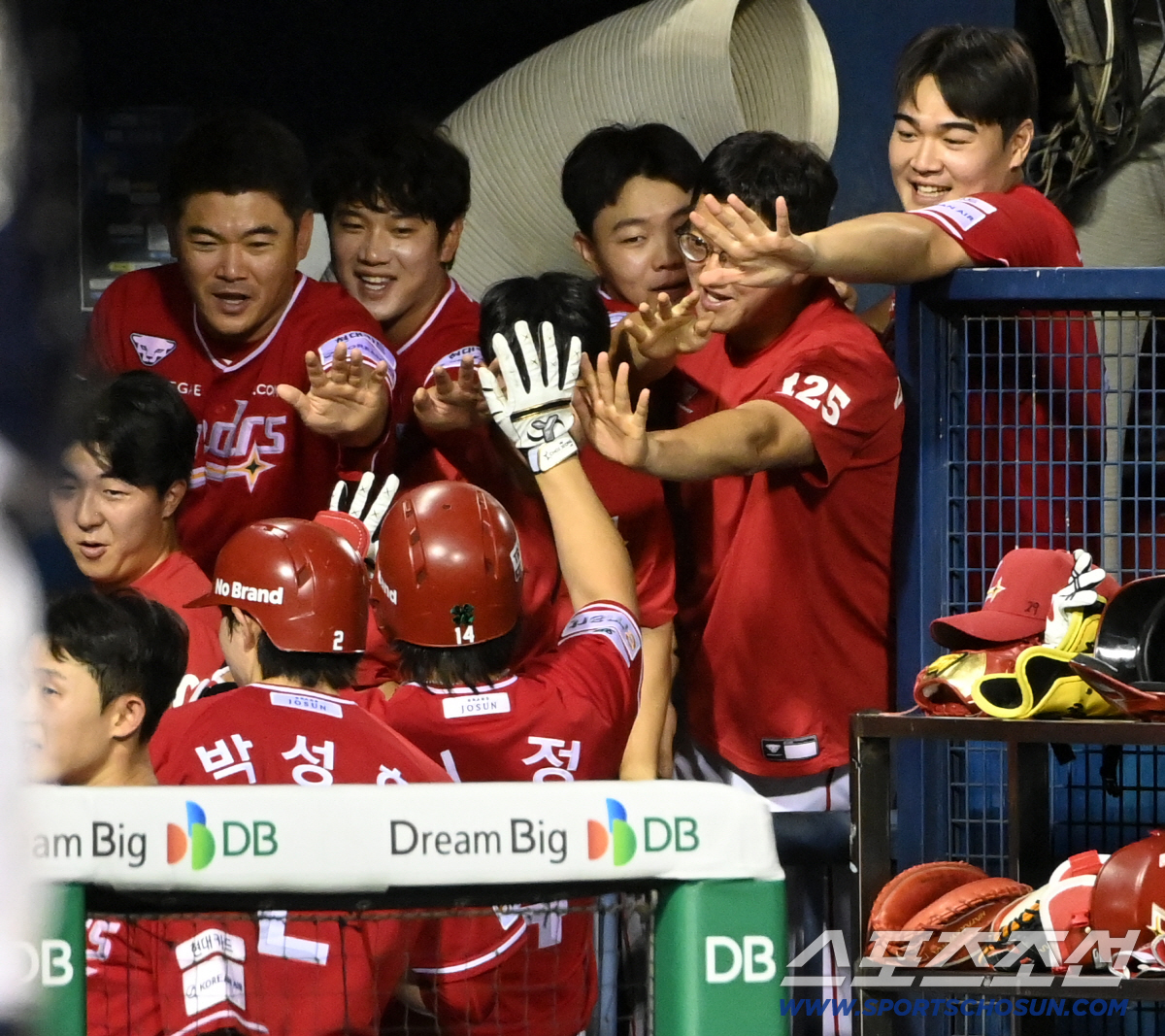 7일 잠실야구장에서 열린 SSG와 두산의 경기, 8회초 2사 1루 최정이 우월 2점홈런을 날렸다. 최정을 맞이하는 더그아웃 동료들의 모습. 잠실=허상욱 기자 wook@sportschosun.com/2026.07.07/