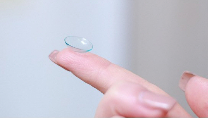 'It Hurt More Than Childbirth'...Woman Faces Risk of Blindness in One Eye After Washing Her Face While Wearing Contact Lenses
