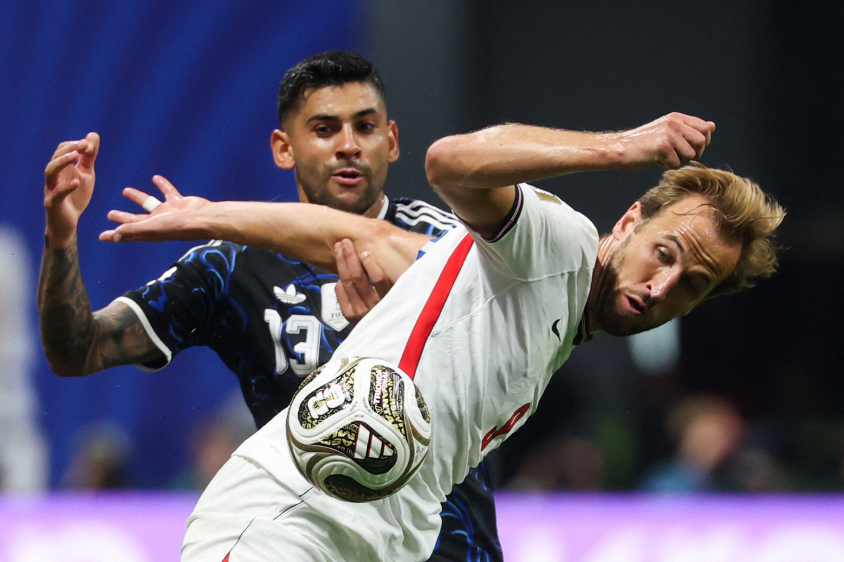 England's forward #09 Harry Kane (R) and Argentina's defender #13 Cristian Romero fight for the ball during the 2026 World Cup football tournament semi-final match between England and Argentina at the Atlanta Stadium in Atlanta on July 15, 2026. (Photo by Odd ANDERSEN / AFP)