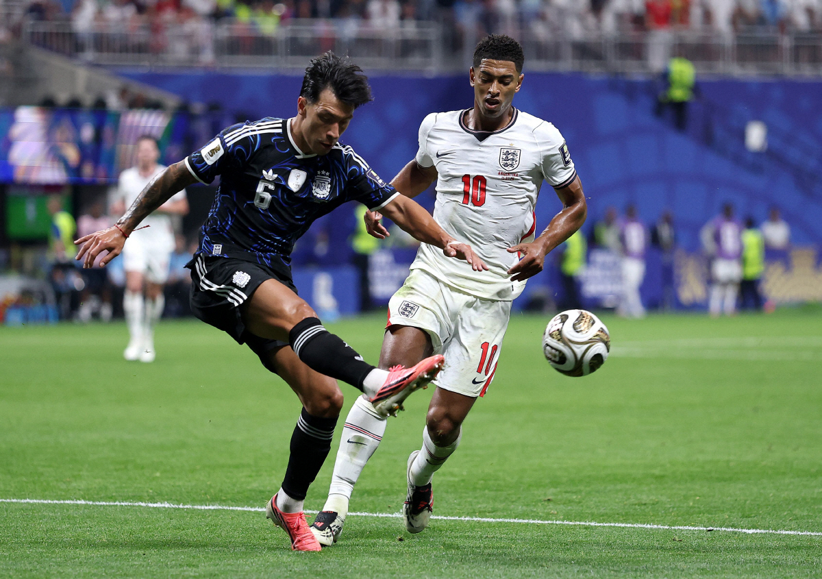 ATLANTA, GEORGIA - JULY 15: Lisandro Martinez #6 of Argentina crosses the ball against Jude Bellingham #10 of England during the FIFA World Cup 2026 Semi Final match between England and Argentina at Atlanta Stadium on July 15, 2026 in Atlanta, Georgia. Buda Mendes/Getty Images/AFP (Photo by Buda Mendes / GETTY IMAGES NORTH AMERICA / Getty Images via AFP)