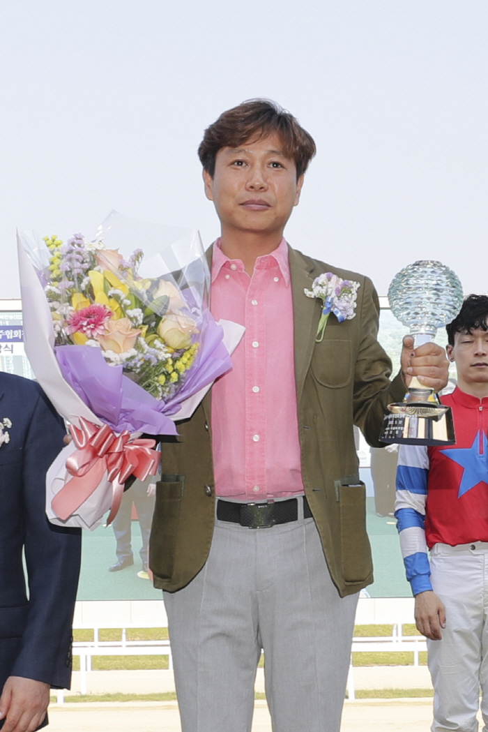 [경마] 김동균 조교사, 데뷔 14년 만에 통산 400승