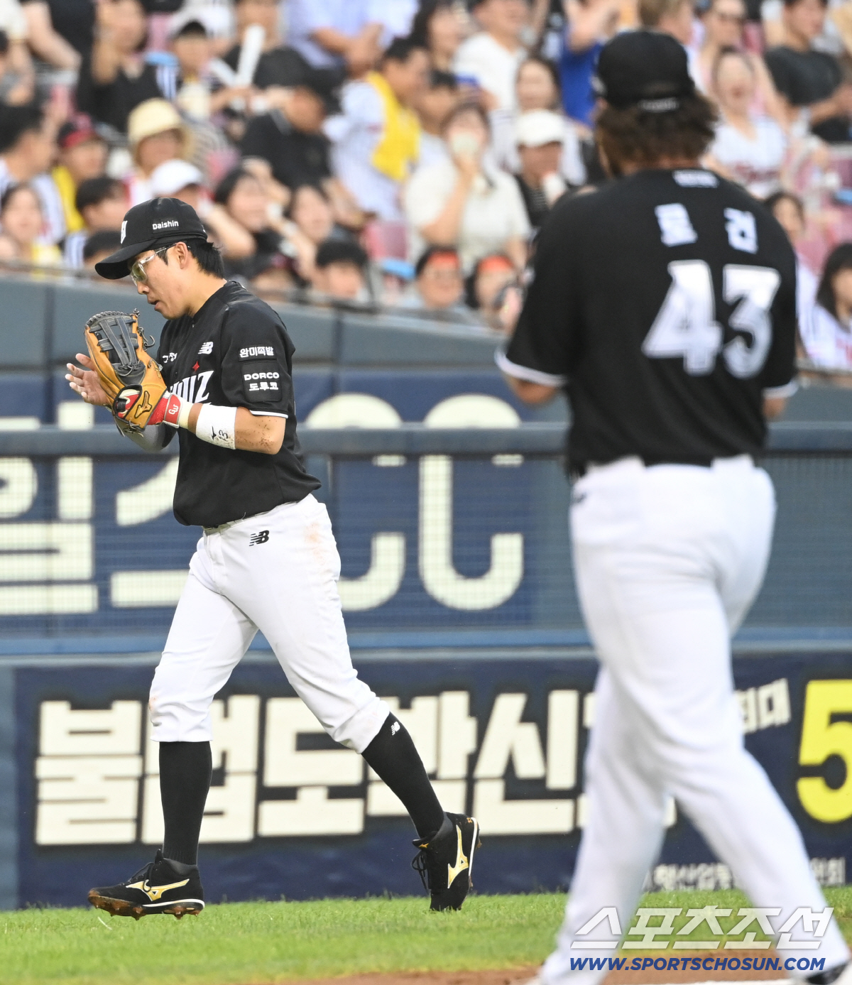 16일 잠실야구장에서 열린 KT와 LG의 경기. 2회말 2사 2루 KT 3루수 허경민이 LG 이재원의 직선타구를 몸을 날려 잡아낸 뒤 로건에게 박수를 받고 있다. 잠실=허상욱 기자 wook@sportschosun.com/2026.07.16/