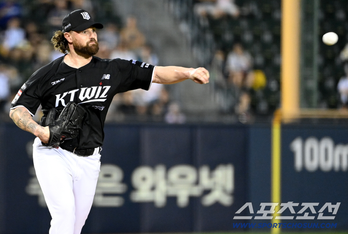 16일 잠실야구장에서 열린 KT와 LG의 경기. 1루 견제구를 던지는 로건의 모습. 잠실=허상욱 기자 wook@sportschosun.com/2026.07.16/