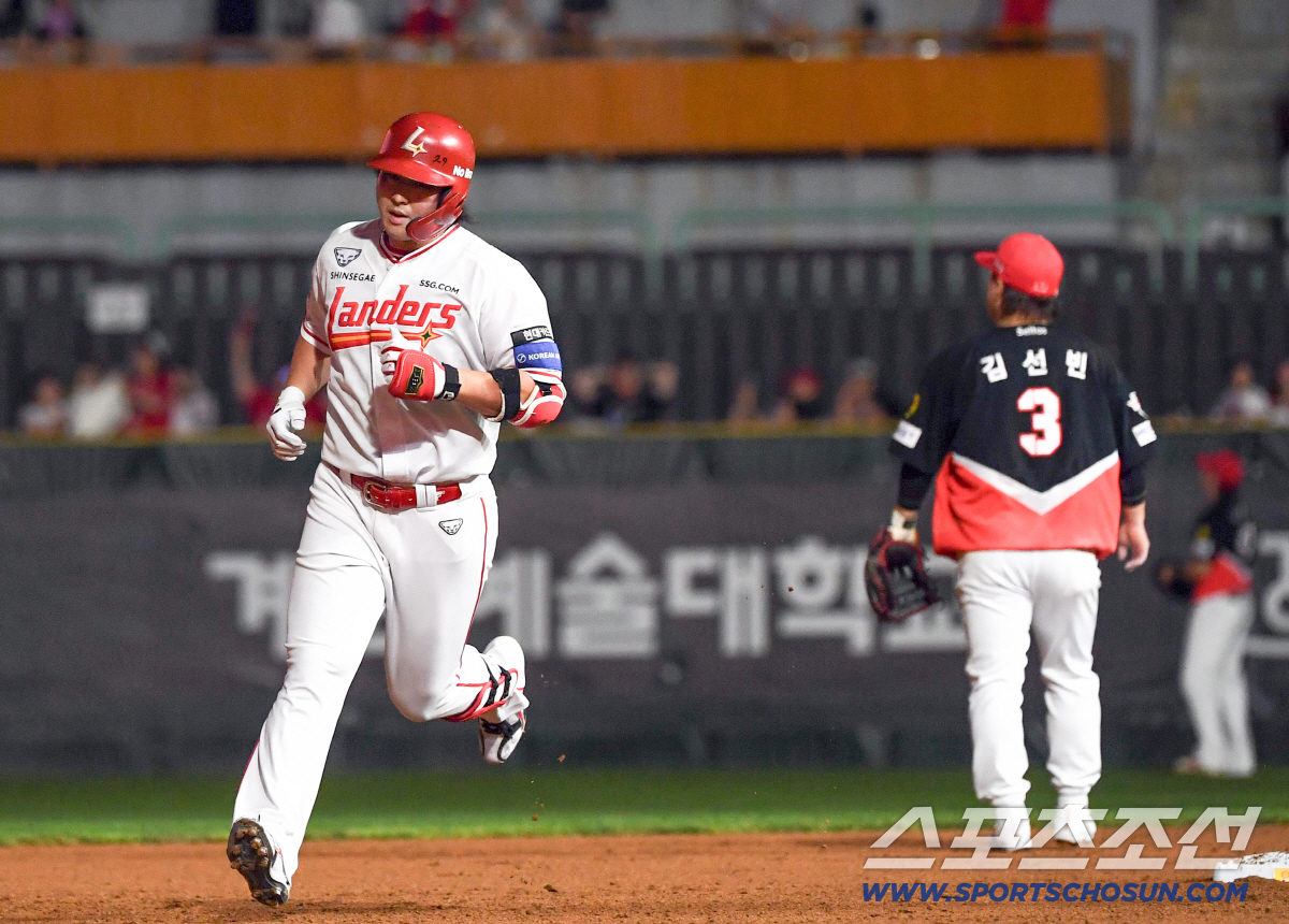 16일 인천SSG랜더스필드에서 열린 SSG와 KIA의 경기. 5회말 1사 2루 SSG 최정이 투런포를 날린 뒤 환호하고 있다. KBO 최초 11시즌 연속 20홈런 대기록을 달성한 순간. 인천=박재만 기자 pjm@sportschosun.com/2026.07.16/