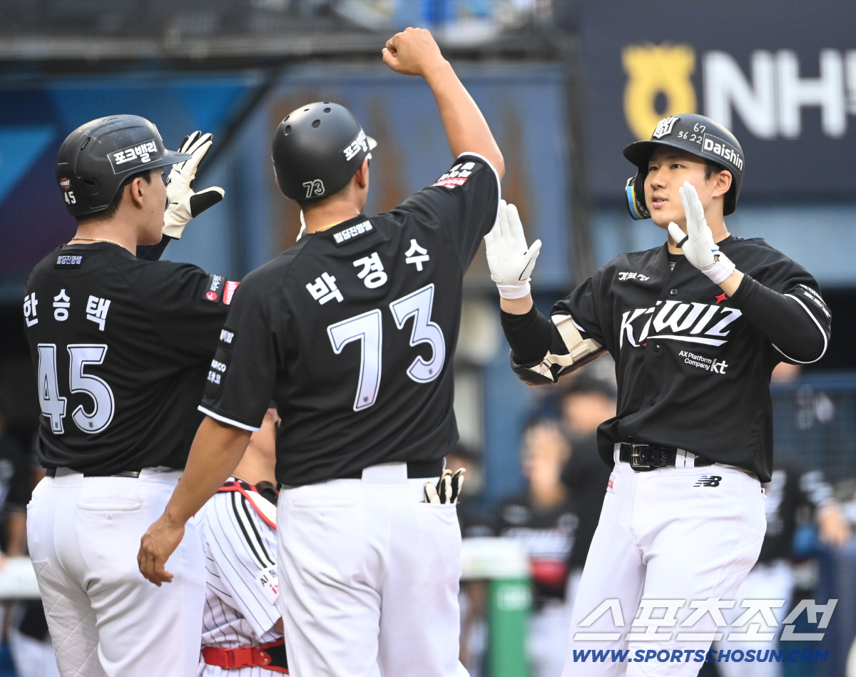 16일 잠실야구장에서 열린 KT와 LG의 경기. 2회초 2사 1,3루 최원준이 역전 3점홈런을 치고 기쁨을 나누고 있다. 잠실=허상욱 기자 wook@sportschosun.com/2026.07.16/